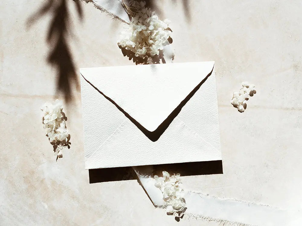 Sobre de moda tipo cuartilla elegante, ideal para invitaciones o correspondencia formal. Perfecto para papelería de alta calidad, disponible en varios colores y acabados.