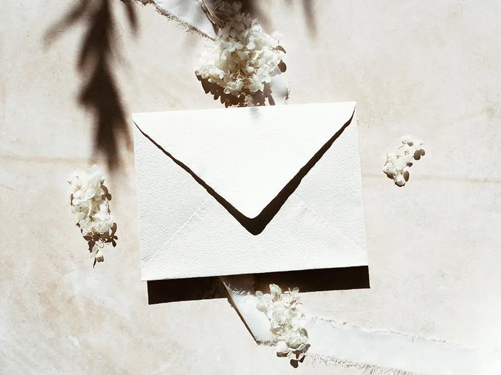 Sobre de moda tipo cuartilla elegante, ideal para invitaciones o correspondencia formal. Perfecto para papelería de alta calidad, disponible en varios colores y acabados.