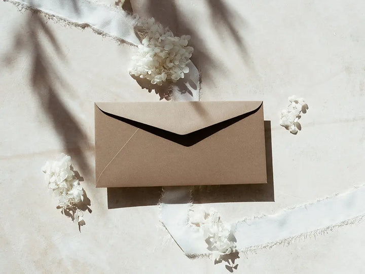 Sobre tipo americano clásico y sofisticado, perfecto para tarjetas de agradecimiento, invitaciones o cartas formales. Fabricado con materiales premium, ofrece una presentación de lujo.