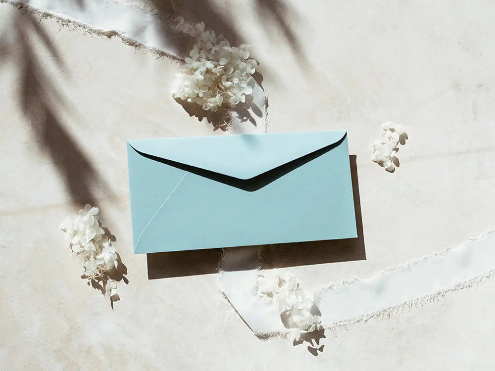 Sobre tipo americano clásico y sofisticado, perfecto para tarjetas de agradecimiento, invitaciones o cartas formales. Fabricado con materiales premium, ofrece una presentación de lujo.