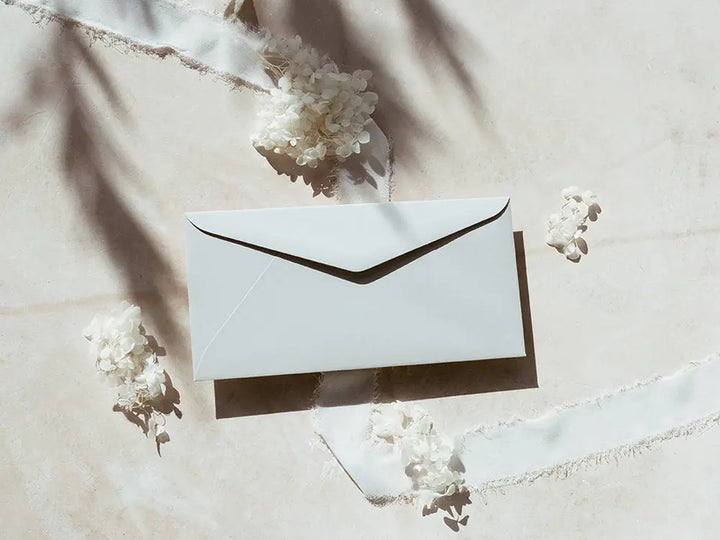 Sobre tipo americano clásico y sofisticado, perfecto para tarjetas de agradecimiento, invitaciones o cartas formales. Fabricado con materiales premium, ofrece una presentación de lujo.