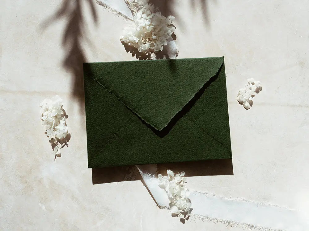 Sobre de moda tipo cuartilla elegante, ideal para invitaciones o correspondencia formal. Perfecto para papelería de alta calidad, disponible en varios colores y acabados.