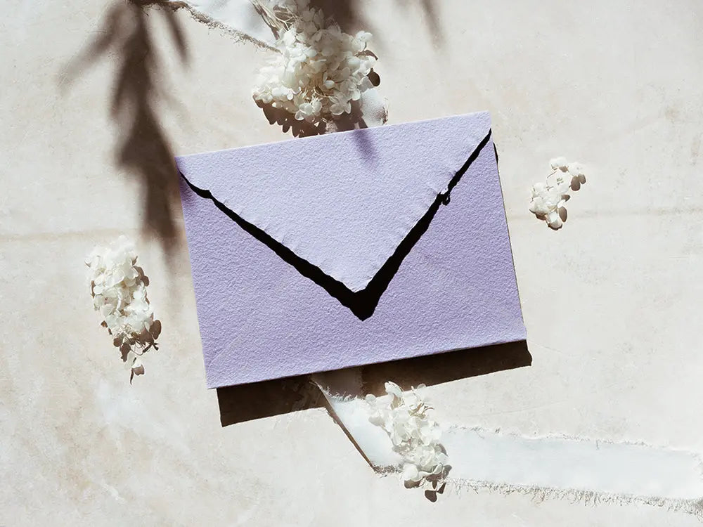 Sobre de moda tipo cuartilla elegante, ideal para invitaciones o correspondencia formal. Perfecto para papelería de alta calidad, disponible en varios colores y acabados.