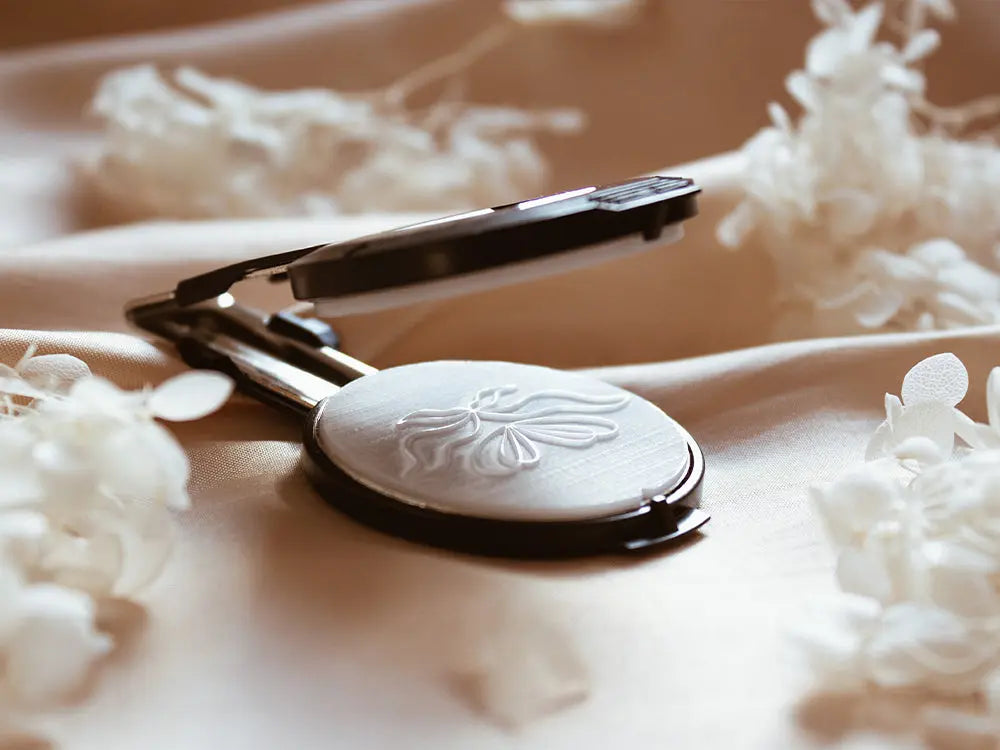 Sello en golpe en seco para crear un relieve elegante y sin tinta, ideal para personalizar invitaciones, certificados y documentos de lujo con un toque sofisticado.