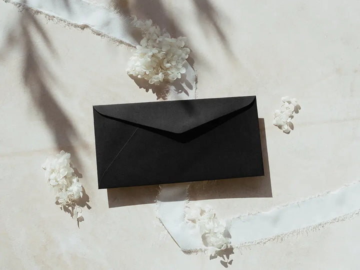 Sobre tipo americano clásico y sofisticado, perfecto para tarjetas de agradecimiento, invitaciones o cartas formales. Fabricado con materiales premium, ofrece una presentación de lujo.