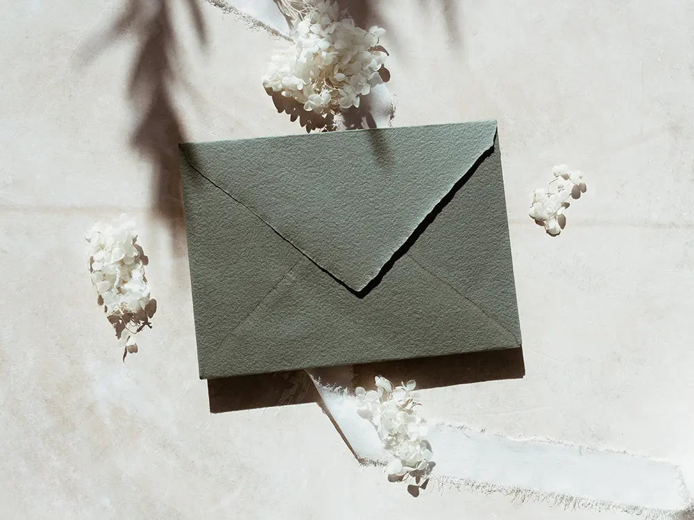 Sobre de moda tipo cuartilla elegante, ideal para invitaciones o correspondencia formal. Perfecto para papelería de alta calidad, disponible en varios colores y acabados.