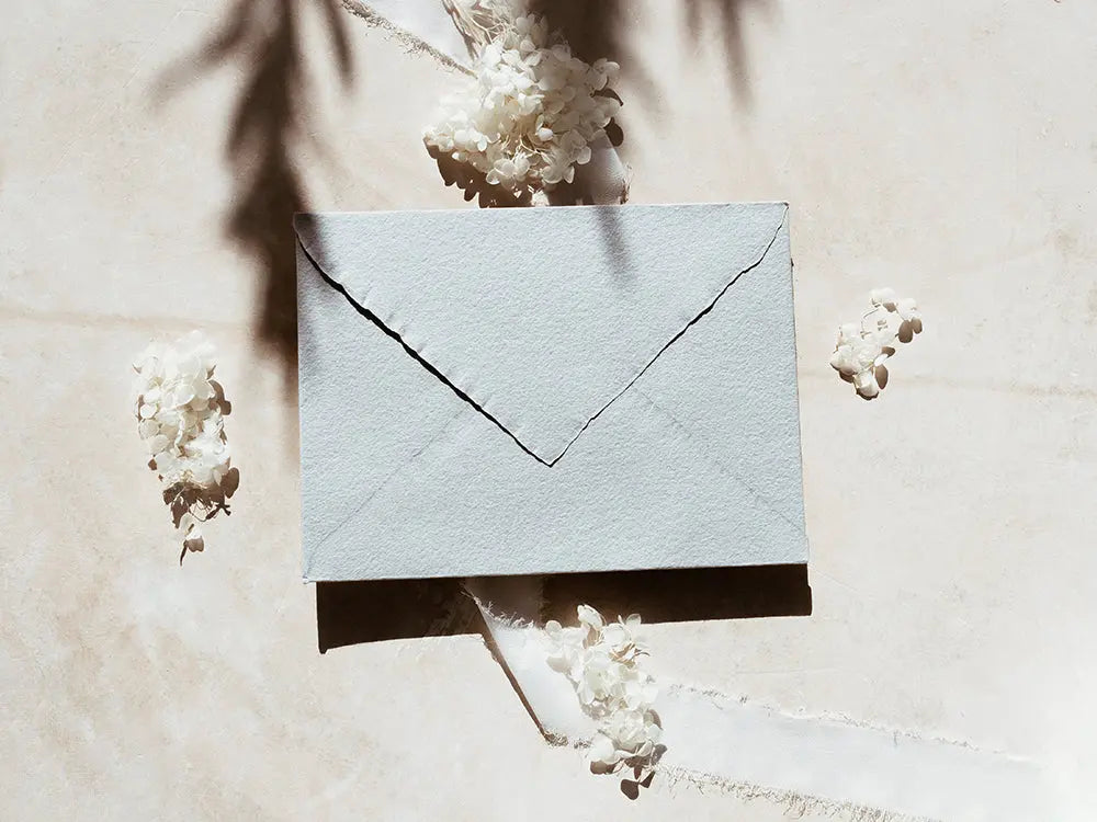 Sobre de moda tipo cuartilla elegante, ideal para invitaciones o correspondencia formal. Perfecto para papelería de alta calidad, disponible en varios colores y acabados.