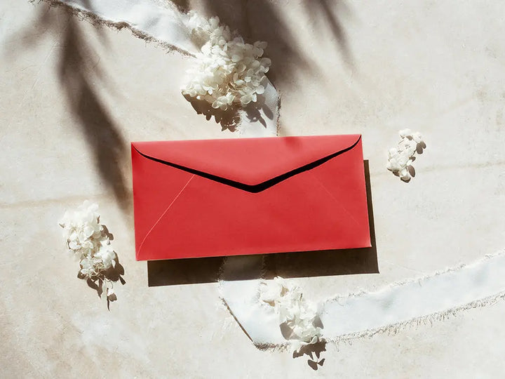 Sobre tipo americano clásico y sofisticado, perfecto para tarjetas de agradecimiento, invitaciones o cartas formales. Fabricado con materiales premium, ofrece una presentación de lujo.