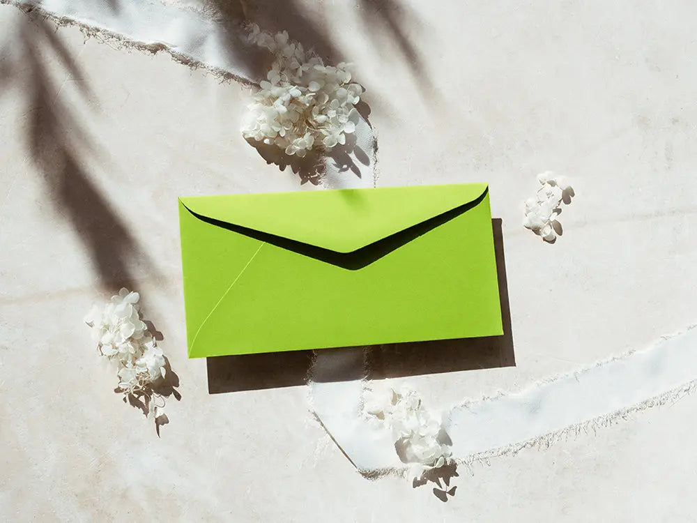 Sobre tipo americano clásico y sofisticado, perfecto para tarjetas de agradecimiento, invitaciones o cartas formales. Fabricado con materiales premium, ofrece una presentación de lujo.