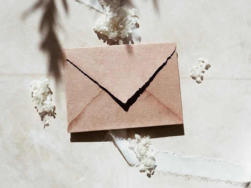 Sobre de moda tipo cuartilla elegante, ideal para invitaciones o correspondencia formal. Perfecto para papelería de alta calidad, disponible en varios colores y acabados.