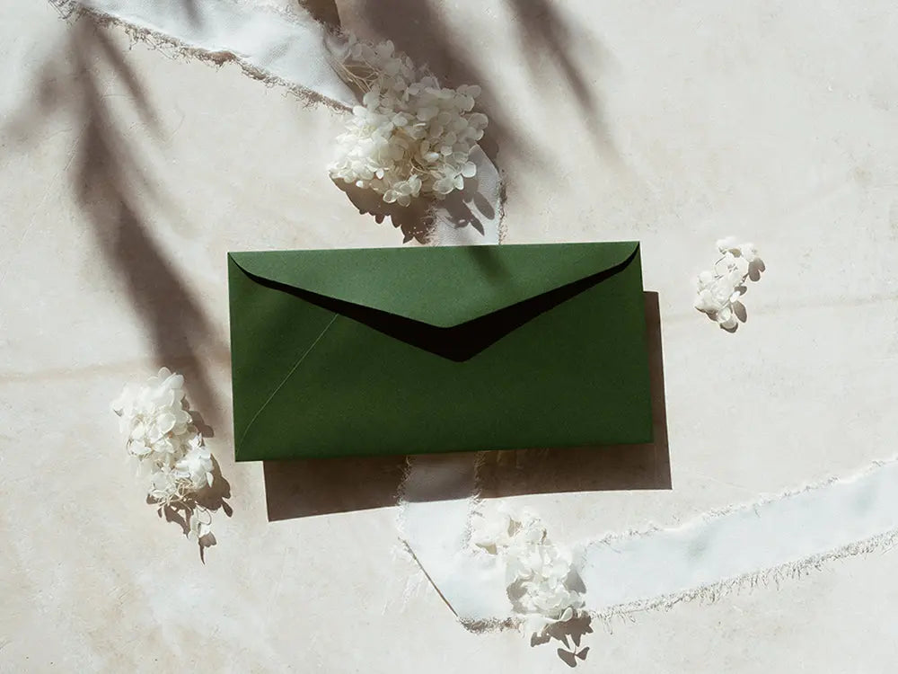 Sobre tipo americano clásico y sofisticado, perfecto para tarjetas de agradecimiento, invitaciones o cartas formales. Fabricado con materiales premium, ofrece una presentación de lujo.