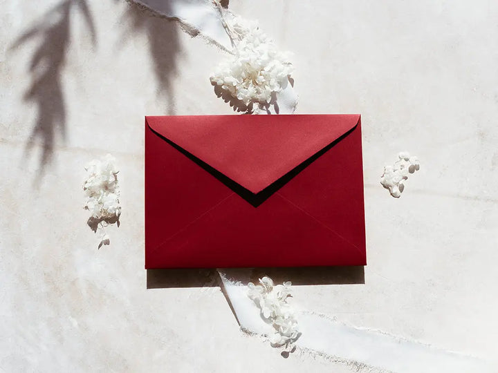 Sobre de moda tipo cuartilla elegante, ideal para invitaciones o correspondencia formal. Perfecto para papelería de alta calidad, disponible en varios colores y acabados.