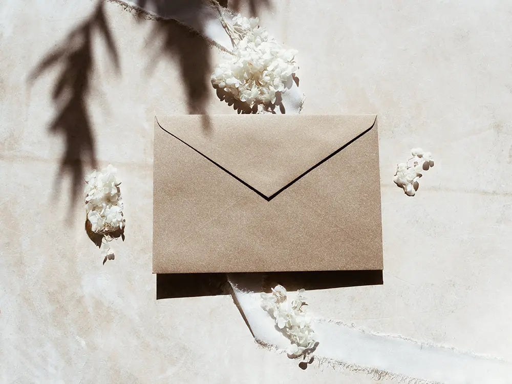 Sobre de moda tipo cuartilla elegante, ideal para invitaciones o correspondencia formal. Perfecto para papelería de alta calidad, disponible en varios colores y acabados.