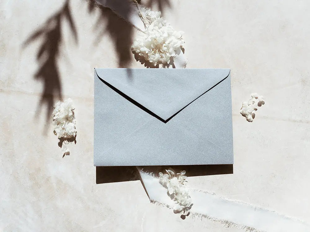 Sobre de moda tipo cuartilla elegante, ideal para invitaciones o correspondencia formal. Perfecto para papelería de alta calidad, disponible en varios colores y acabados.