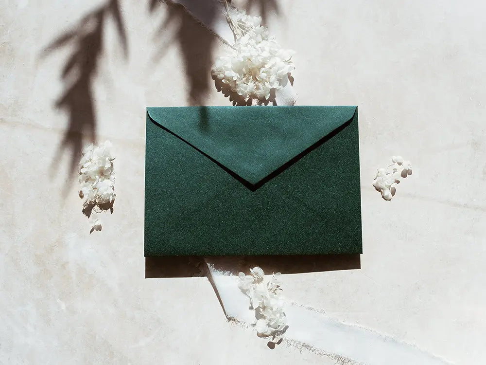 Sobre de moda tipo cuartilla elegante, ideal para invitaciones o correspondencia formal. Perfecto para papelería de alta calidad, disponible en varios colores y acabados.