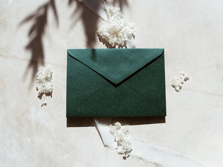 Sobre de moda tipo cuartilla elegante, ideal para invitaciones o correspondencia formal. Perfecto para papelería de alta calidad, disponible en varios colores y acabados.