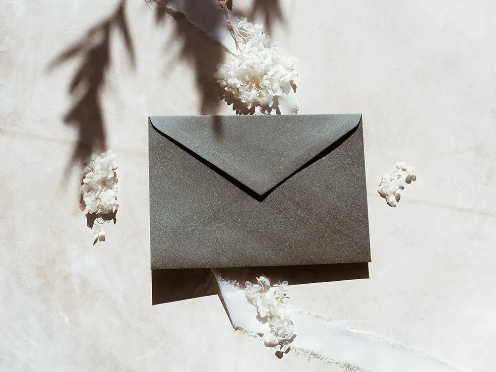 Sobre de moda tipo cuartilla elegante, ideal para invitaciones o correspondencia formal. Perfecto para papelería de alta calidad, disponible en varios colores y acabados.