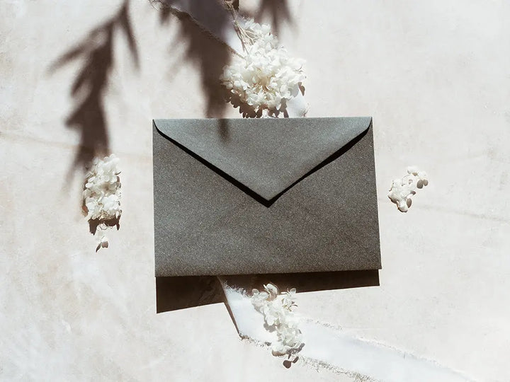 Sobre de moda tipo cuartilla elegante, ideal para invitaciones o correspondencia formal. Perfecto para papelería de alta calidad, disponible en varios colores y acabados.