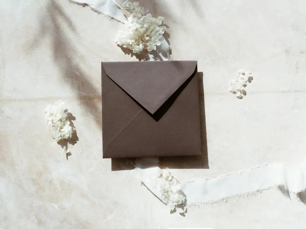 Sobre cuadrado de diseño moderno y exclusivo, ideal para invitaciones de bodas, eventos especiales o proyectos creativos. Disponible en diversos tamaños y acabados para adaptarse a tus necesidades.