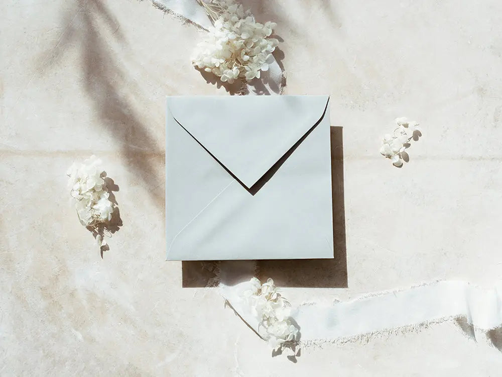 Sobre cuadrado de diseño moderno y exclusivo, ideal para invitaciones de bodas, eventos especiales o proyectos creativos. Disponible en diversos tamaños y acabados para adaptarse a tus necesidades.