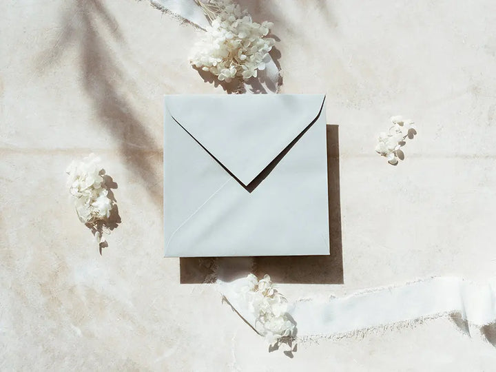 Sobre cuadrado de diseño moderno y exclusivo, ideal para invitaciones de bodas, eventos especiales o proyectos creativos. Disponible en diversos tamaños y acabados para adaptarse a tus necesidades.