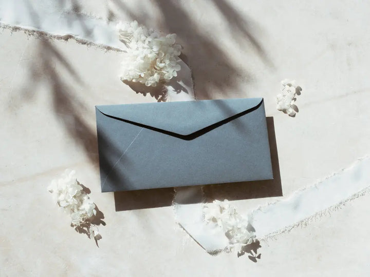 Sobre tipo americano clásico y sofisticado, perfecto para tarjetas de agradecimiento, invitaciones o cartas formales. Fabricado con materiales premium, ofrece una presentación de lujo.