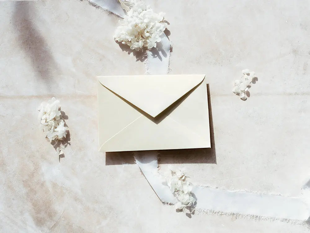 Sobre tipo ministro elegante, ideal para comunicaciones empresariales, invitaciones formales o documentos importantes. De diseño profesional y con acabado de alta calidad.