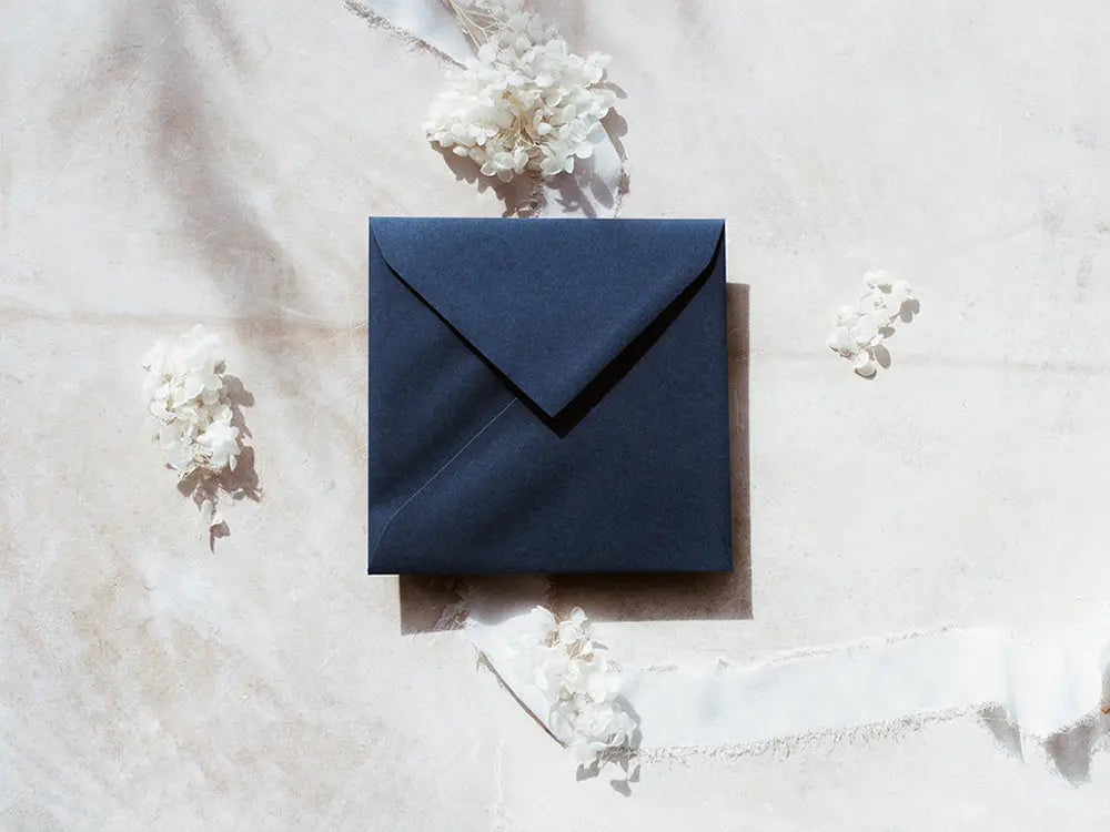 Sobre cuadrado de diseño moderno y exclusivo, ideal para invitaciones de bodas, eventos especiales o proyectos creativos. Disponible en diversos tamaños y acabados para adaptarse a tus necesidades.