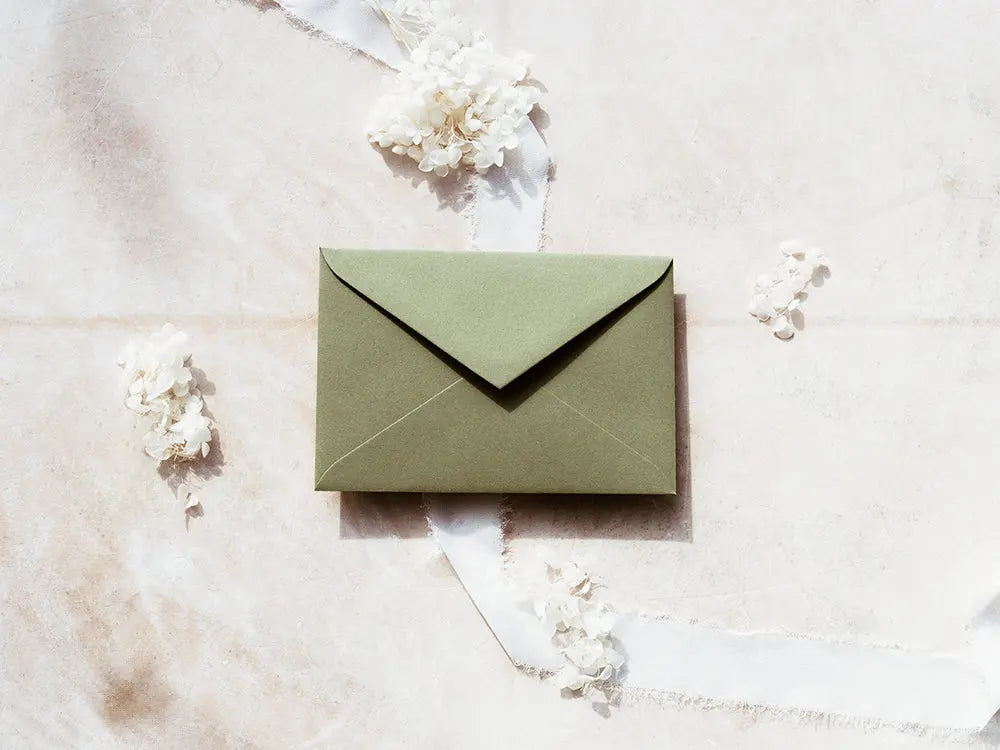 Sobre tipo ministro elegante, ideal para comunicaciones empresariales, invitaciones formales o documentos importantes. De diseño profesional y con acabado de alta calidad.