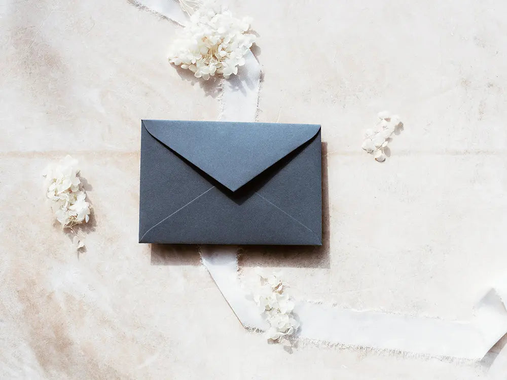 Sobre tipo ministro elegante, ideal para comunicaciones empresariales, invitaciones formales o documentos importantes. De diseño profesional y con acabado de alta calidad.