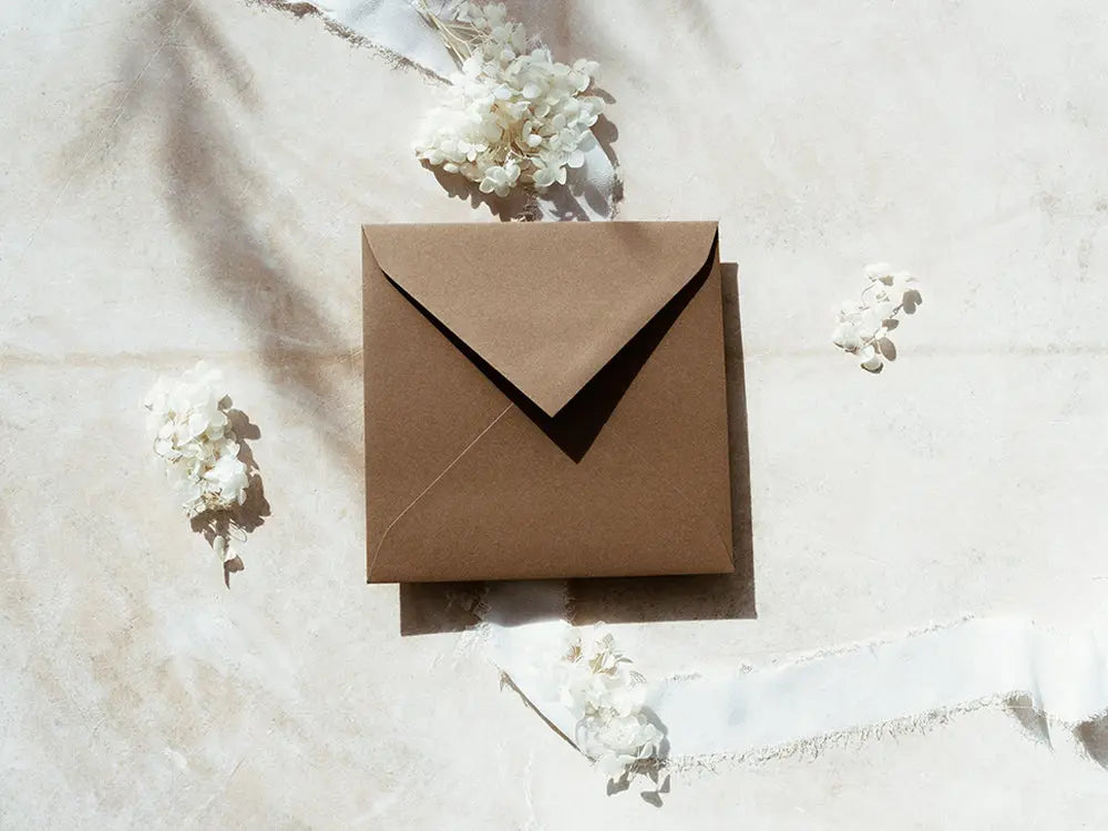 Sobre cuadrado de diseño moderno y exclusivo, ideal para invitaciones de bodas, eventos especiales o proyectos creativos. Disponible en diversos tamaños y acabados para adaptarse a tus necesidades.