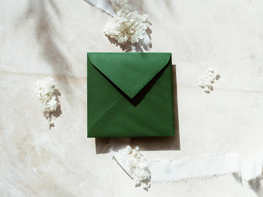 Sobre cuadrado de diseño moderno y exclusivo, ideal para invitaciones de bodas, eventos especiales o proyectos creativos. Disponible en diversos tamaños y acabados para adaptarse a tus necesidades.