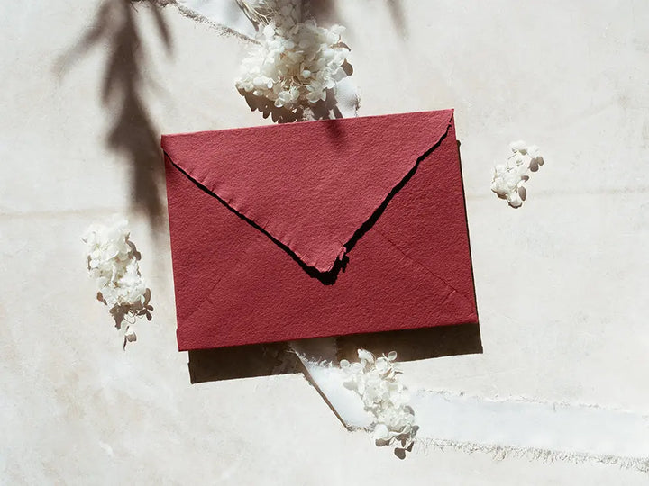 Sobre de moda tipo cuartilla elegante, ideal para invitaciones o correspondencia formal. Perfecto para papelería de alta calidad, disponible en varios colores y acabados.