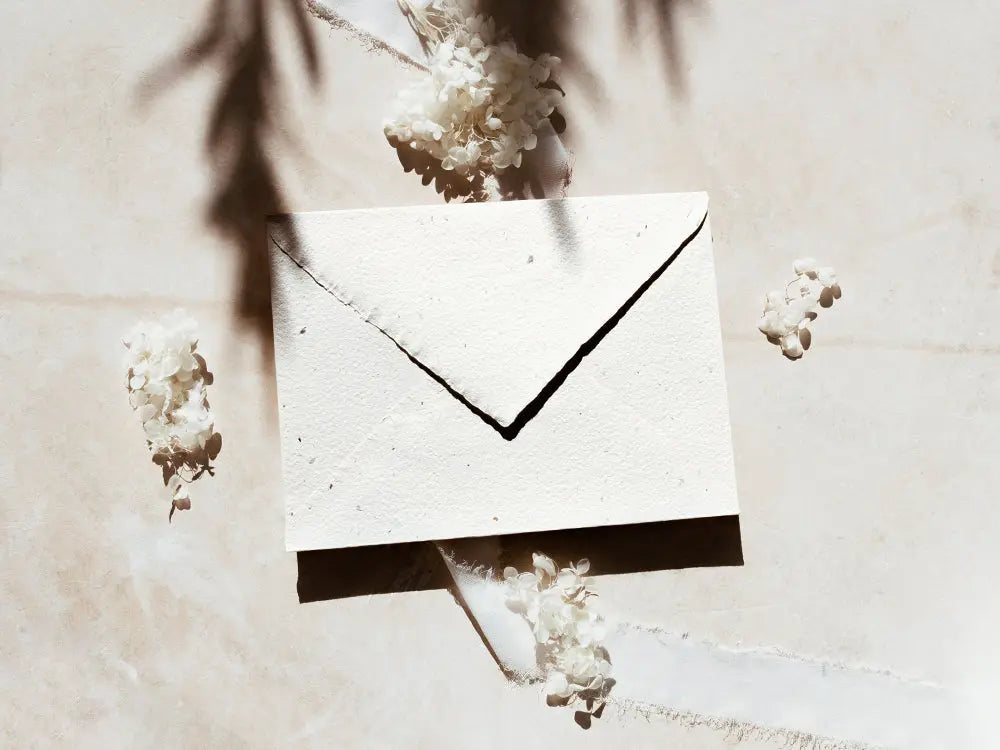 Sobre de moda tipo cuartilla elegante, ideal para invitaciones o correspondencia formal. Perfecto para papelería de alta calidad, disponible en varios colores y acabados.