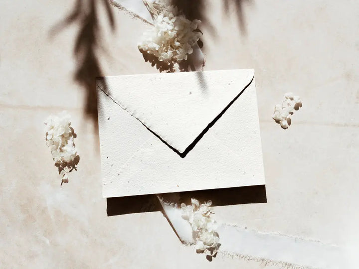 Sobre de moda tipo cuartilla elegante, ideal para invitaciones o correspondencia formal. Perfecto para papelería de alta calidad, disponible en varios colores y acabados.