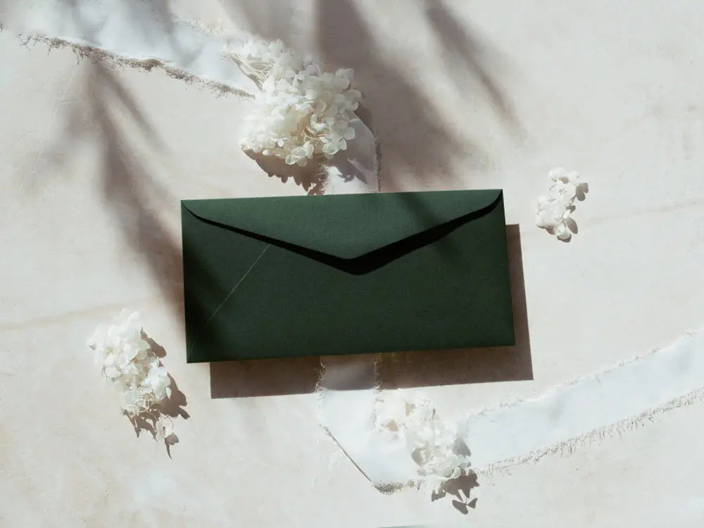 Sobre tipo americano clásico y sofisticado, perfecto para tarjetas de agradecimiento, invitaciones o cartas formales. Fabricado con materiales premium, ofrece una presentación de lujo.