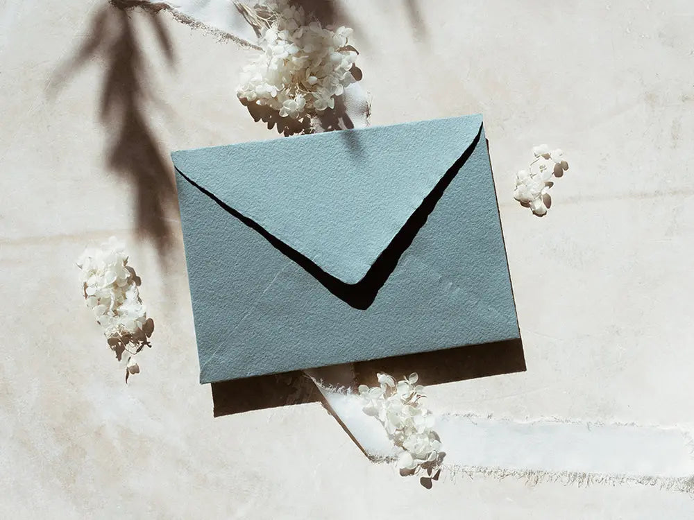 Sobre de moda tipo cuartilla elegante, ideal para invitaciones o correspondencia formal. Perfecto para papelería de alta calidad, disponible en varios colores y acabados.