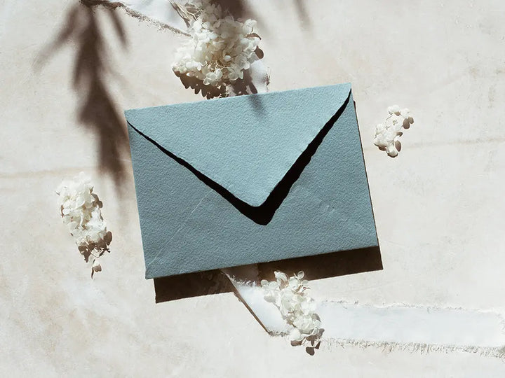 Sobre de moda tipo cuartilla elegante, ideal para invitaciones o correspondencia formal. Perfecto para papelería de alta calidad, disponible en varios colores y acabados.