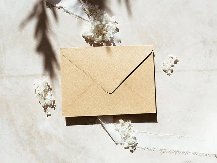 Sobre de moda tipo cuartilla elegante, ideal para invitaciones o correspondencia formal. Perfecto para papelería de alta calidad, disponible en varios colores y acabados.