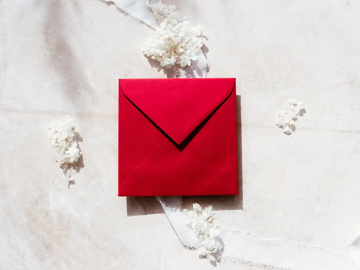 Sobre cuadrado de diseño moderno y exclusivo, ideal para invitaciones de bodas, eventos especiales o proyectos creativos. Disponible en diversos tamaños y acabados para adaptarse a tus necesidades.