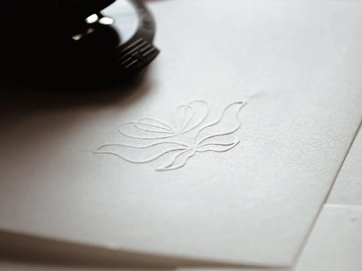 Sello en golpe en seco para crear un relieve elegante y sin tinta, ideal para personalizar invitaciones, certificados y documentos de lujo con un toque sofisticado.
