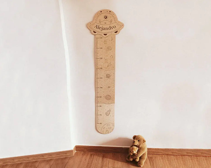 Medidor infantil de madera. Medidor infantil personalizado. Medidor infantil sostenible. 
Detalles para niños. Regalos de cumpleaños para niños. Regalos infantiles.