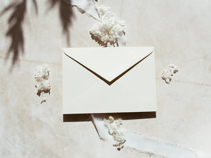 Sobre de moda tipo cuartilla elegante, ideal para invitaciones o correspondencia formal. Perfecto para papelería de alta calidad, disponible en varios colores y acabados.