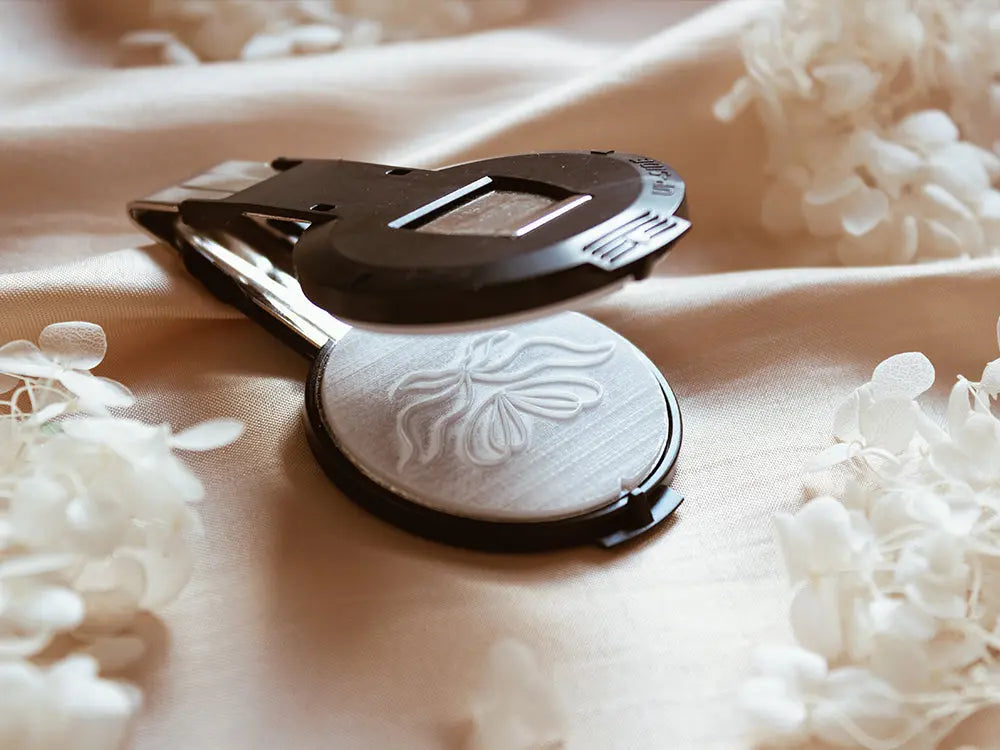 Sello en golpe en seco para crear un relieve elegante y sin tinta, ideal para personalizar invitaciones, certificados y documentos de lujo con un toque sofisticado.