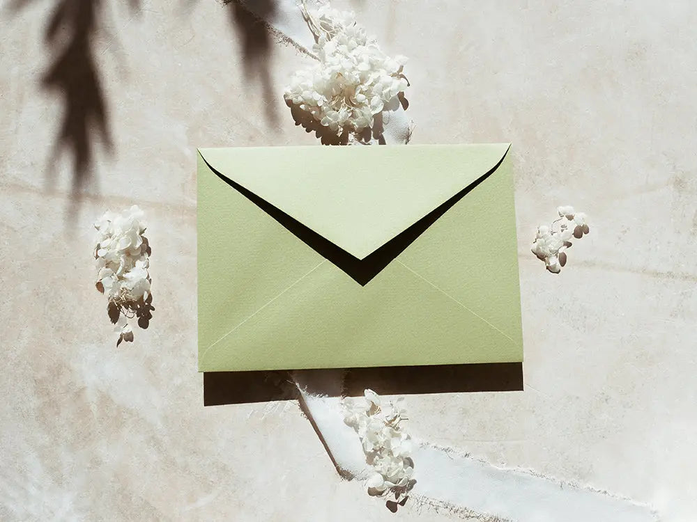 Sobre de moda tipo cuartilla elegante, ideal para invitaciones o correspondencia formal. Perfecto para papelería de alta calidad, disponible en varios colores y acabados.