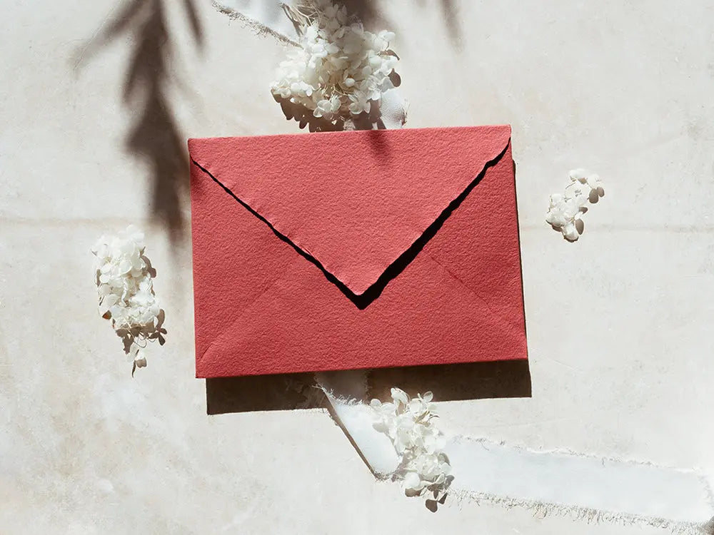 Sobre de moda tipo cuartilla elegante, ideal para invitaciones o correspondencia formal. Perfecto para papelería de alta calidad, disponible en varios colores y acabados.