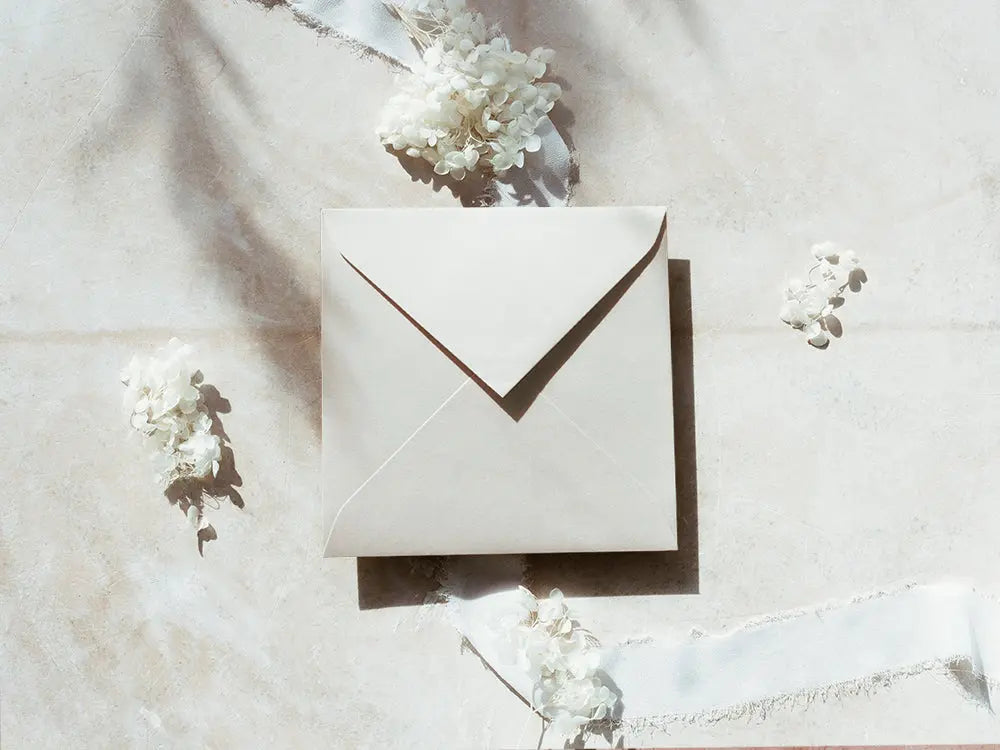 Sobre cuadrado de diseño moderno y exclusivo, ideal para invitaciones de bodas, eventos especiales o proyectos creativos. Disponible en diversos tamaños y acabados para adaptarse a tus necesidades.