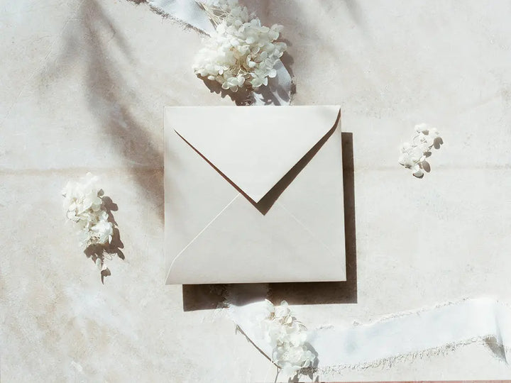 Sobre cuadrado de diseño moderno y exclusivo, ideal para invitaciones de bodas, eventos especiales o proyectos creativos. Disponible en diversos tamaños y acabados para adaptarse a tus necesidades.