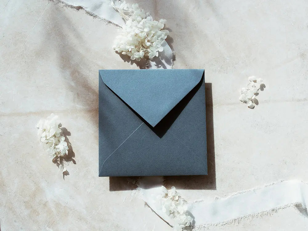 Sobre cuadrado de diseño moderno y exclusivo, ideal para invitaciones de bodas, eventos especiales o proyectos creativos. Disponible en diversos tamaños y acabados para adaptarse a tus necesidades.