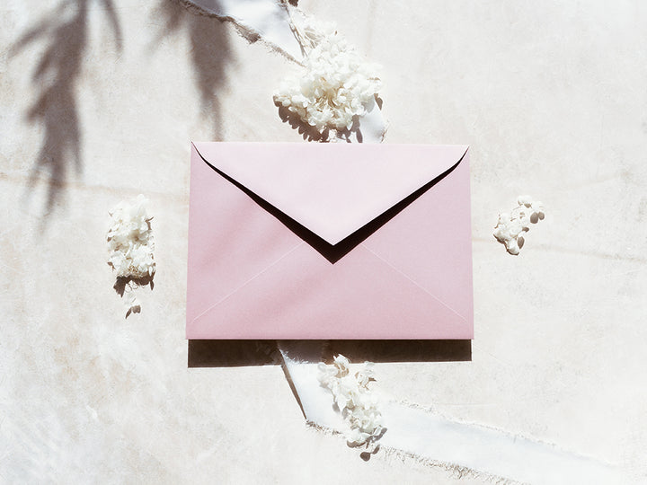 Sobre de moda tipo cuartilla elegante, ideal para invitaciones o correspondencia formal. Perfecto para papelería de alta calidad, disponible en varios colores y acabados.